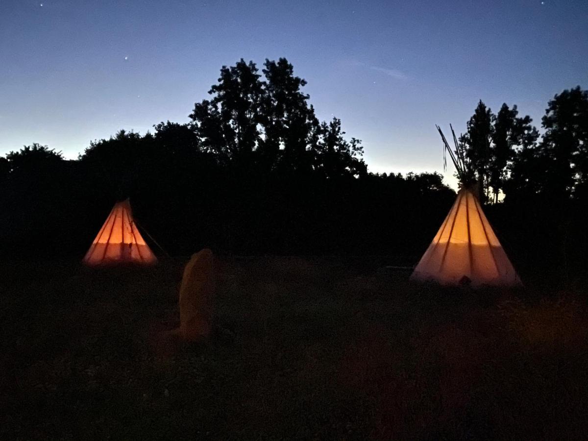 Trébry Terra-Tipike, Tipi A La Ferme Entre Terre Et Mer מראה חיצוני תמונה